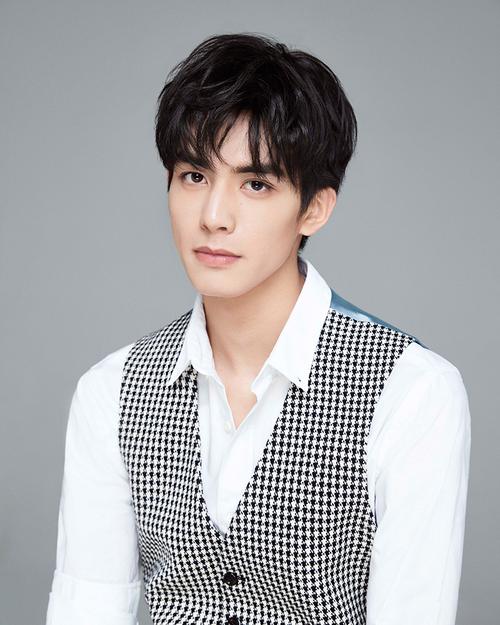 宋威龙个人资料，宋威龙一家五口全家福,本文共（2251字）