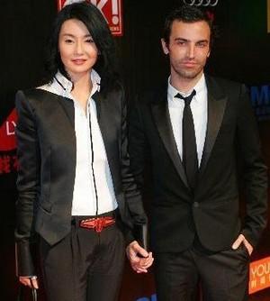 张曼玉老公是谁，张曼玉有没有生子,本文共（1910字）