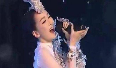 ​萨顶顶假唱转话筒事件，萨顶顶左手指月国外演唱视频