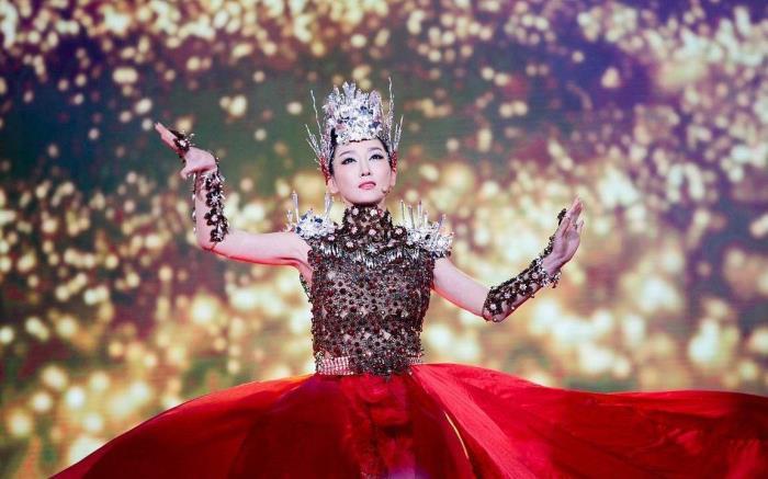 萨顶顶假唱转话筒事件，萨顶顶左手指月国外演唱视频,本文共（8668字）