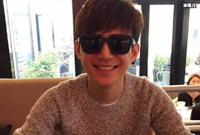 ​何炅被曝隐婚多年，如今被拍一家三口甜蜜出游？