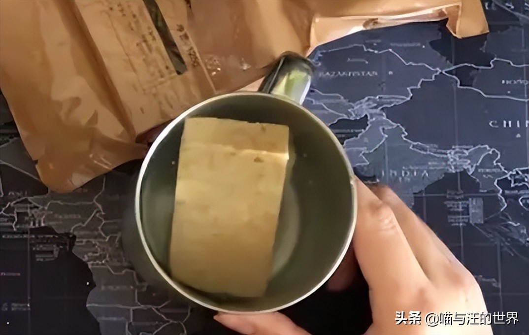 吃一块军用压缩饼干，真能抗饿48小时吗？放水中煮30分钟揭晓答案