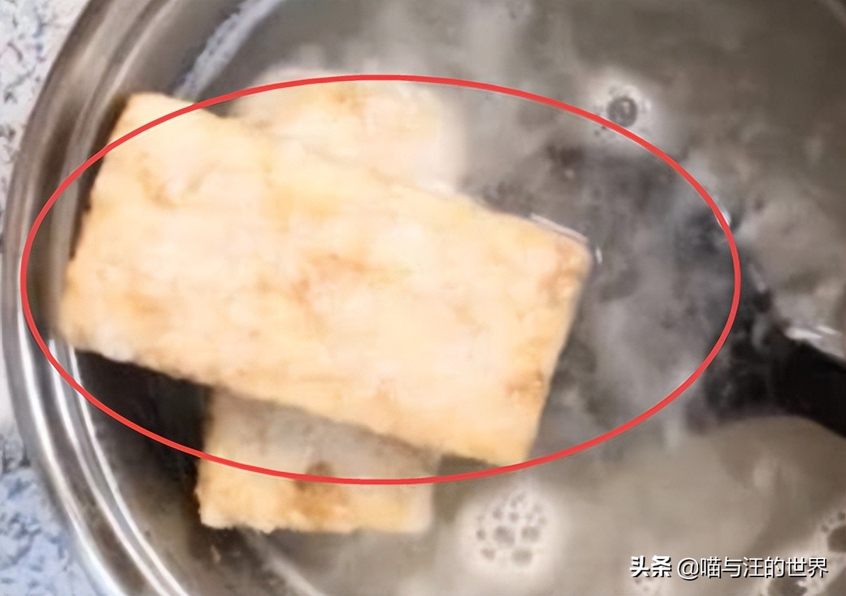 吃一块军用压缩饼干，真能抗饿48小时吗？放水中煮30分钟揭晓答案