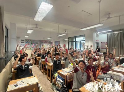 ​亲自种植鲜花送给高三的学长学姐：愿你金榜题名！