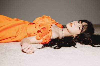 ​杨紫橙色花朵裙造型好美 朋克风妆容又美又飒