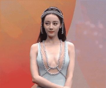 ​迪丽热巴亮相芭莎红毯 被赞是刚出水的美人鱼