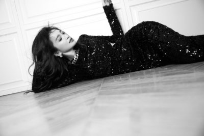 ​李冰冰穿黑色亮片裙秀美背 卷发红唇太迷人