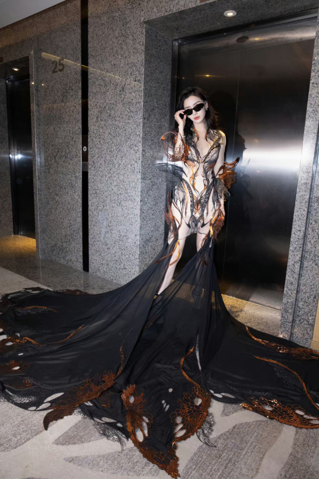 杨颖COS烈焰女战神 时尚大胆表现力满分