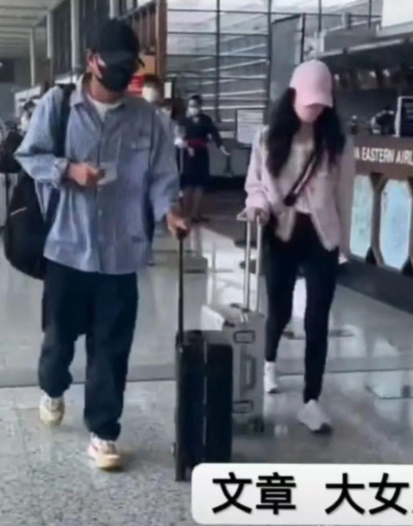 文章与大女儿现身机场 15岁文爱马都长成大姑娘了