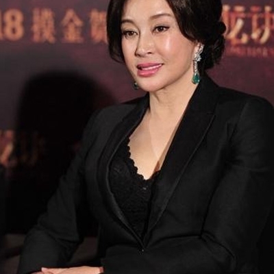 刘晓庆回应整容称不可能 要有假体空中早飞了