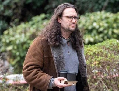 ​本尼遭破门持刀袭击！歹徒呛声：我知道你搬到这