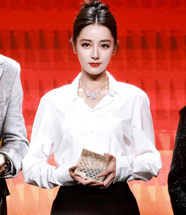 迪丽热巴异域风造型好美