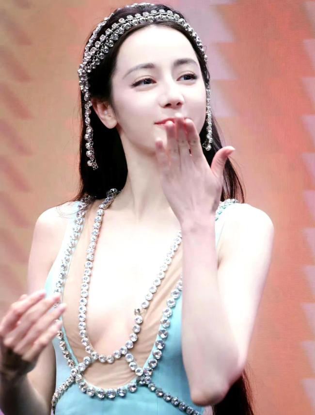 迪丽热巴异域风造型好美