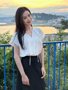 ​刘诗诗晒六一随拍 白衣黑裙优雅端庄氛围感满满