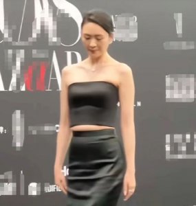 ​略尴尬！童瑶芭莎红毯造型惹争议 身材短板暴露无遗！