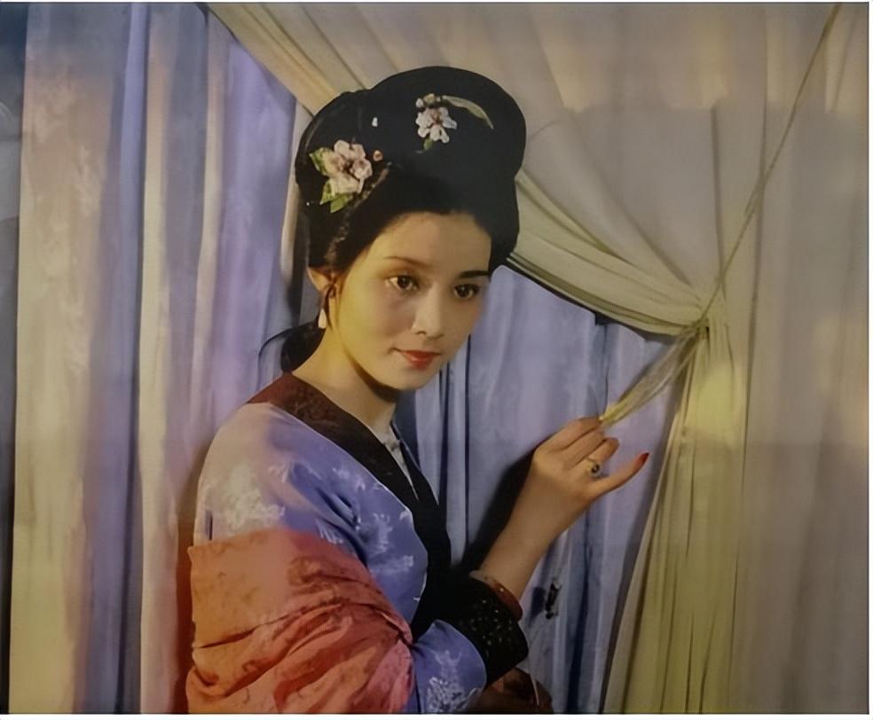 潘虹的出生个人简历（国家一级演员潘虹资料）