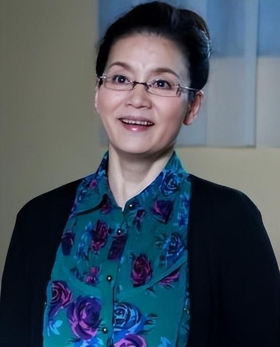 潘虹的出生个人简历（国家一级演员潘虹资料）