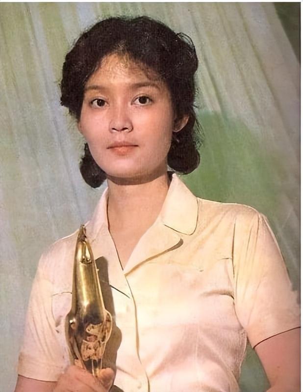 潘虹的出生个人简历（国家一级演员潘虹资料）