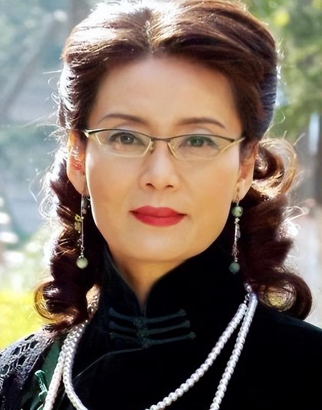 潘虹的出生个人简历（国家一级演员潘虹资料）