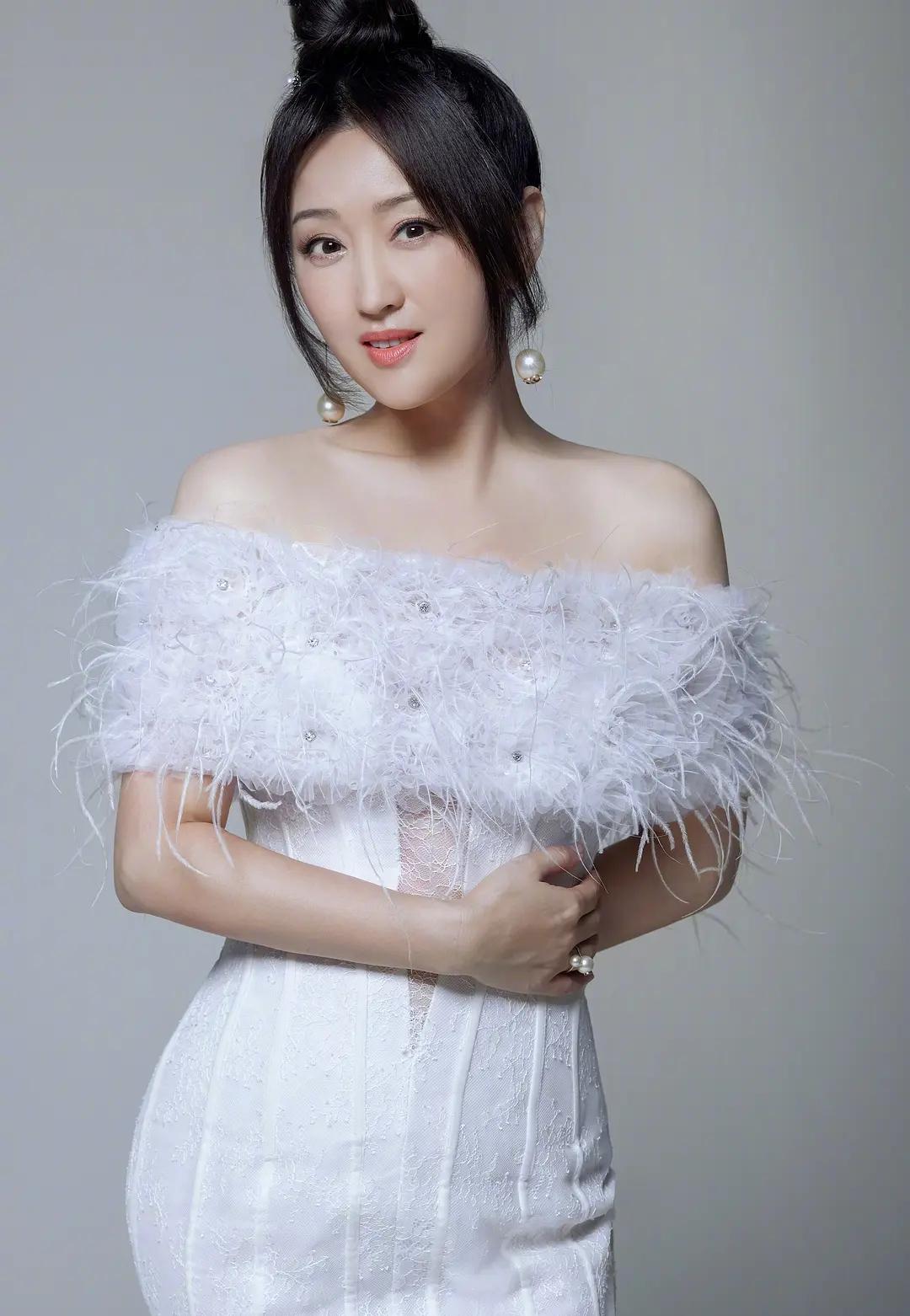 杨钰莹羞辱门事件（甜歌皇后杨钰莹资料简介）