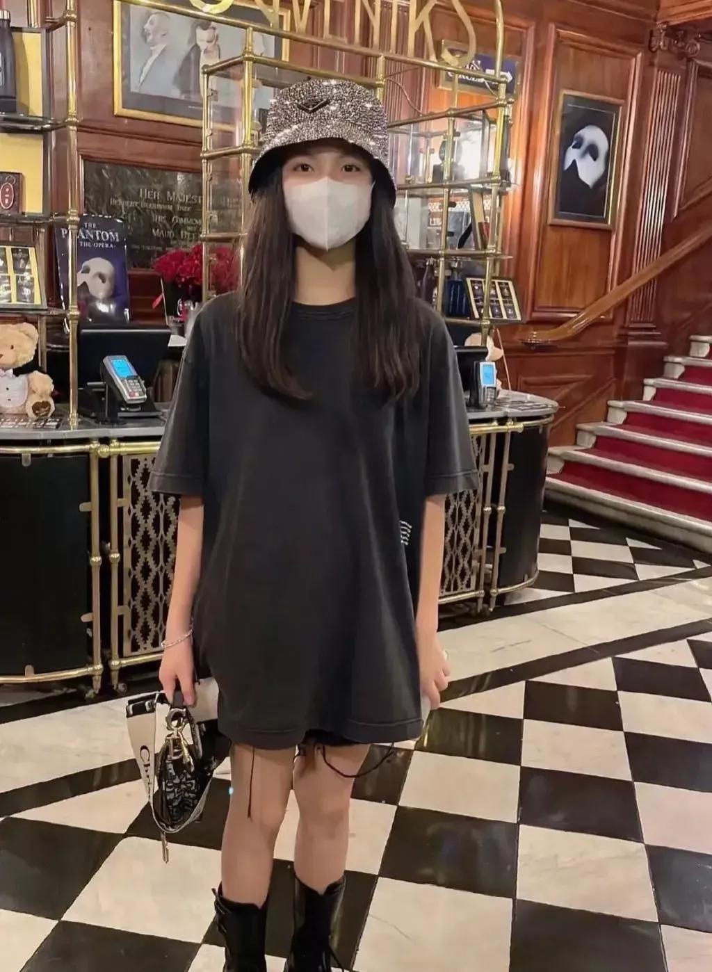 李湘女儿王诗龄被吐槽炫富（星二代王诗龄评论区晒名牌包）