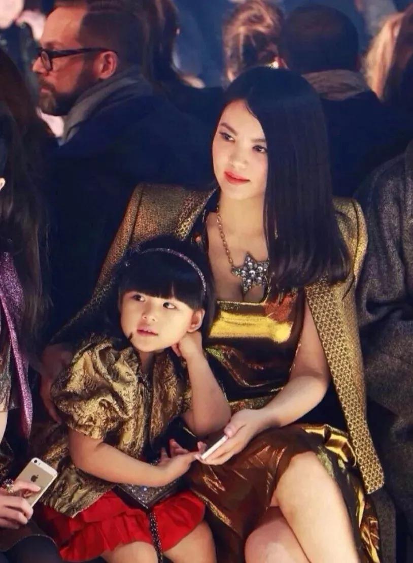 李湘女儿王诗龄被吐槽炫富（星二代王诗龄评论区晒名牌包）