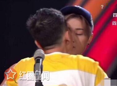 明日之子致歉原因是什么 险被粉丝强吻李宇春临危不乱