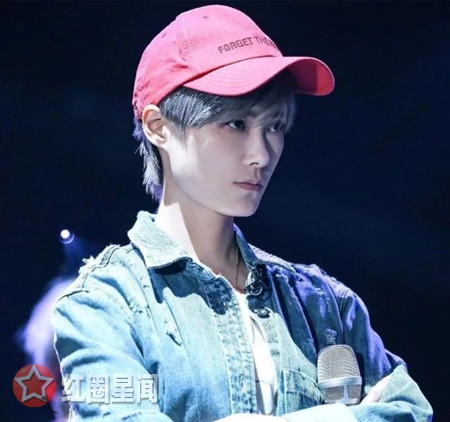 明日之子致歉原因是什么 险被粉丝强吻李宇春临危不乱