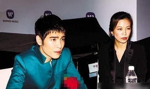 曝萧敬腾求婚经纪人是真的吗(萧敬腾的老婆是他的经纪人吗)