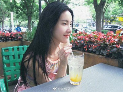 ​陈都灵挂脖背心搭粉色背带裤 长直发披肩气质清新自然