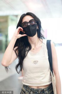 ​张俪穿背心搭牛仔裤酷帅十足 挥手脸颊比心秒变甜妹