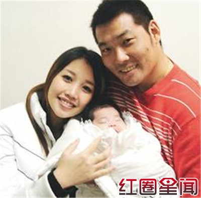 alin黄丽玲找自己秒变表情帝 老公黄甘霖及女儿资料照片