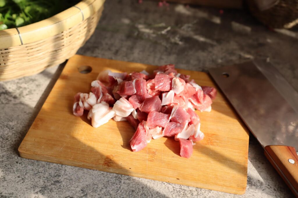 孜然羊肉是哪个地方的菜_羊肉究竟是该切片还是该切块