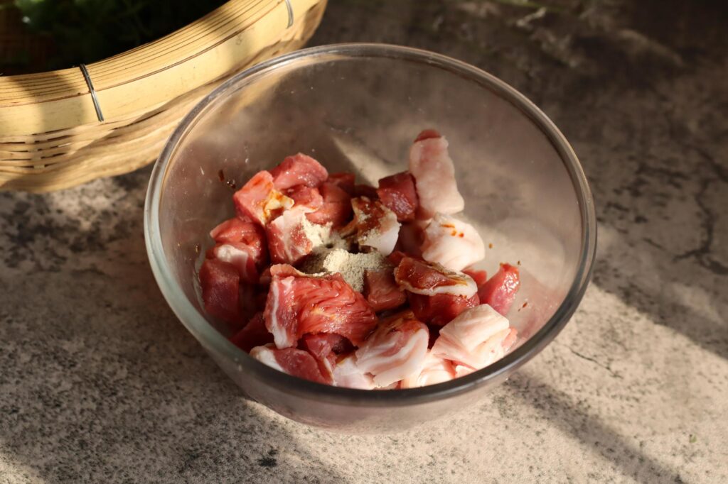 孜然羊肉是哪个地方的菜_羊肉究竟是该切片还是该切块