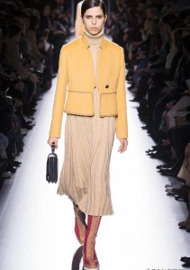 ​黄皮适合什么颜色的衣服（肤色偏黄穿什么颜色的衣服比较好）