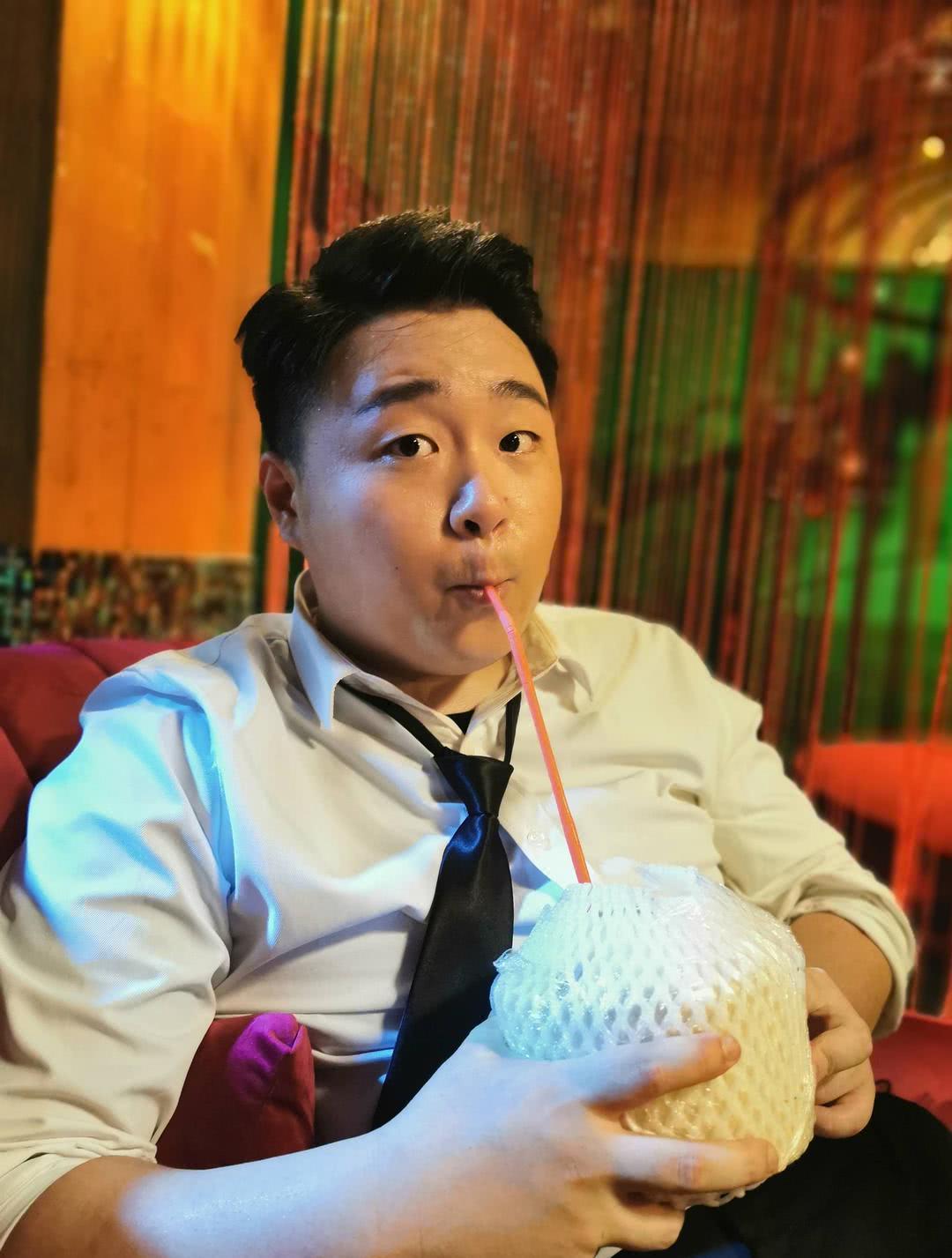 郝劭文个人资料写真作品