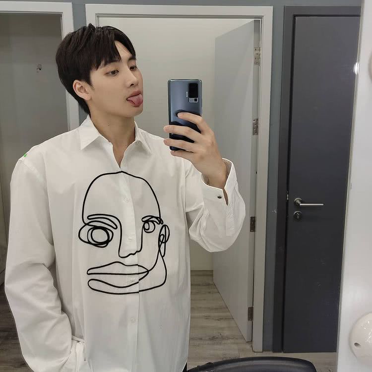 洪天逸个人资料写真作品