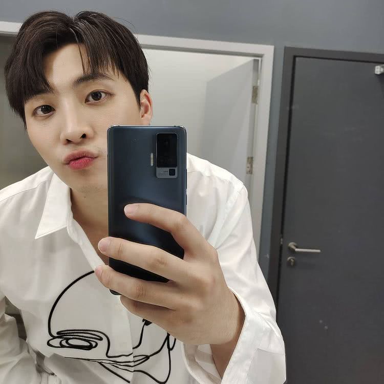 洪天逸个人资料写真作品