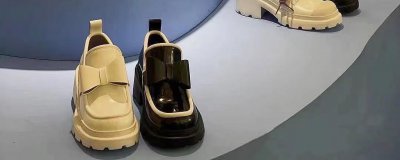 ​男鞋260是41还是42（如何选择合适的鞋子尺码）