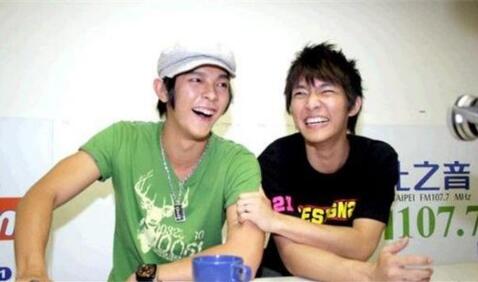 汪东城打掉炎亚纶话筒怎么回事 两个人为什么关系不好