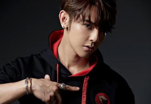 汪东城打掉炎亚纶话筒怎么回事 两个人为什么关系不好