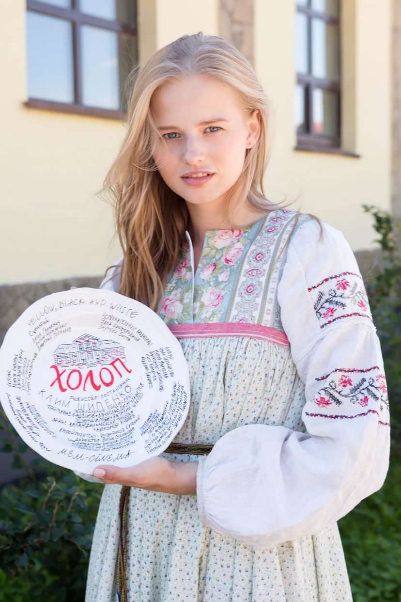 亚历山德拉·伯蒂奇个人资料写真作品