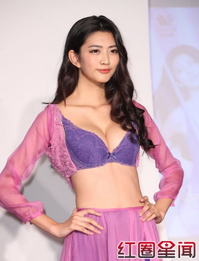 台湾超模吴宜桦被老外跟踪 其透视内衣照曝光揭个人资料