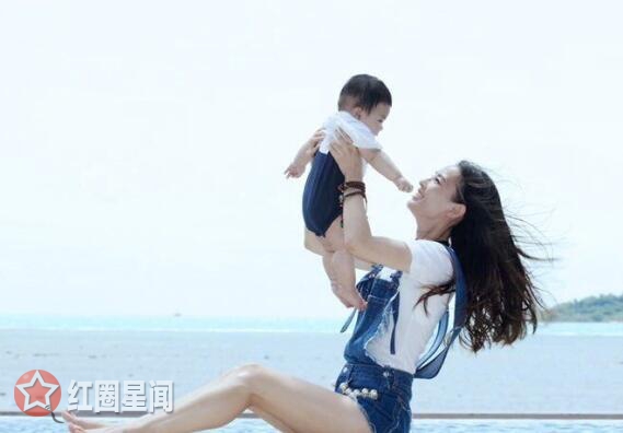 独家揭秘黄圣依与杨子怎么认识 黄圣依首晒一家四口全家福