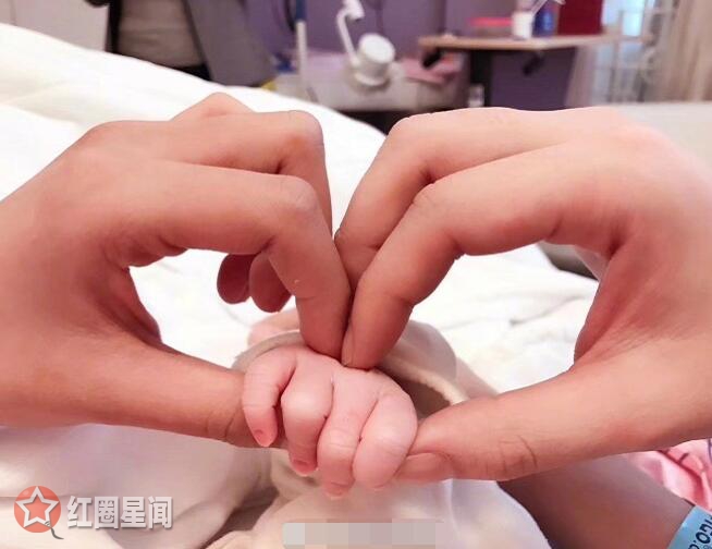 揭秘董子健孙怡因何在一起 孙怡晒女儿萌手照画面超级有爱