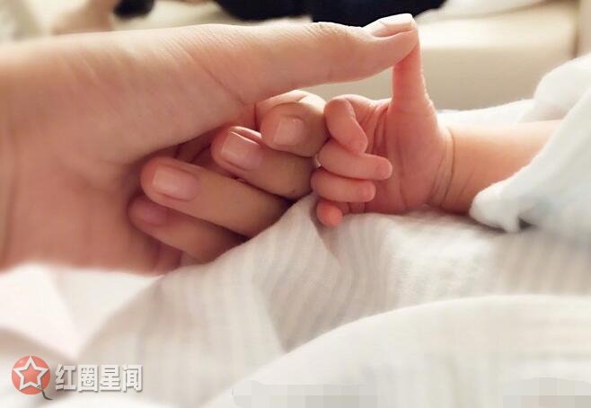 揭秘董子健孙怡因何在一起 孙怡晒女儿萌手照画面超级有爱