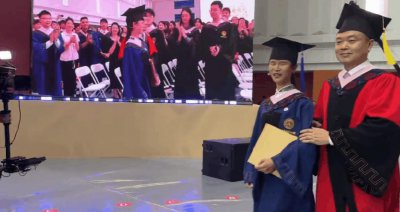 ​全场起立鼓掌！曾用声音感动全网的董丽娜，毕业了！