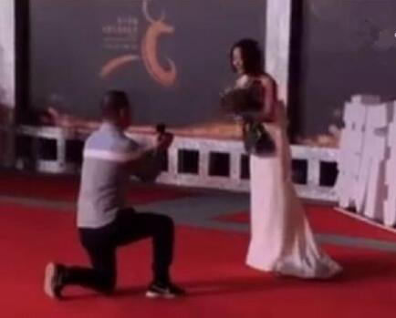 王珞丹红毯被求婚太尴尬 保安全程消失多亏工作人员解救