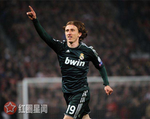 莫德里奇为什么叫魔笛 33岁魔笛累到靠广告牌休息惹人心疼
