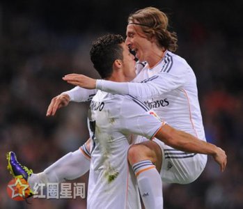 ​莫德里奇为什么叫魔笛33岁魔笛累到靠广告牌休息惹人心疼